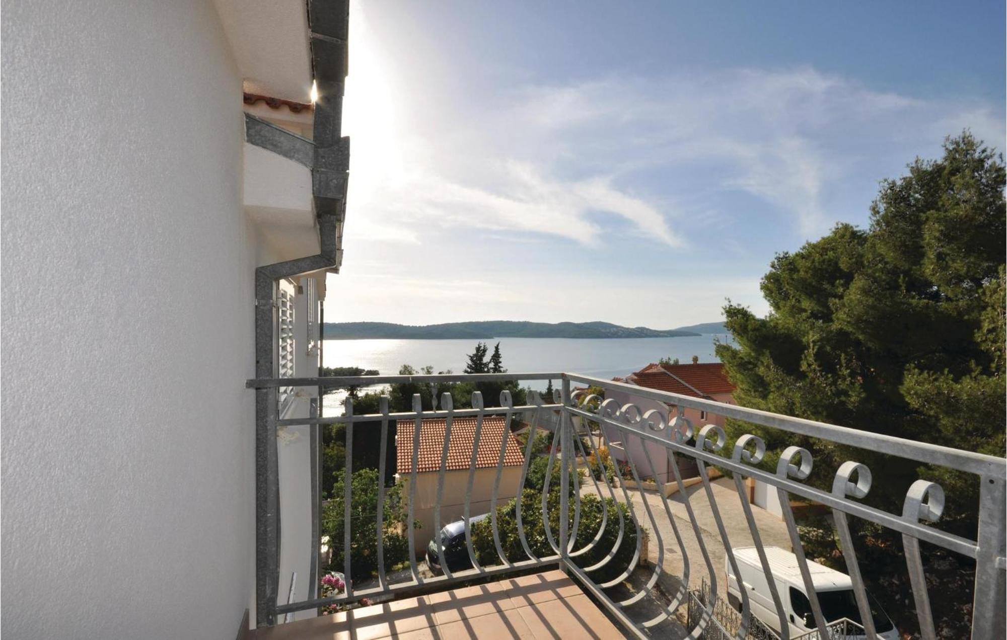 Amazing Apartment In Trogir With Kitchen Extérieur photo