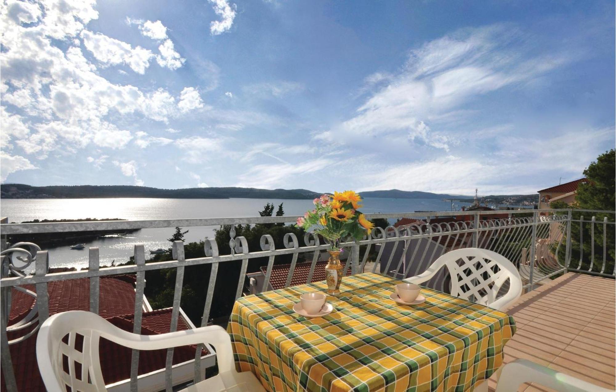 Amazing Apartment In Trogir With Kitchen Extérieur photo